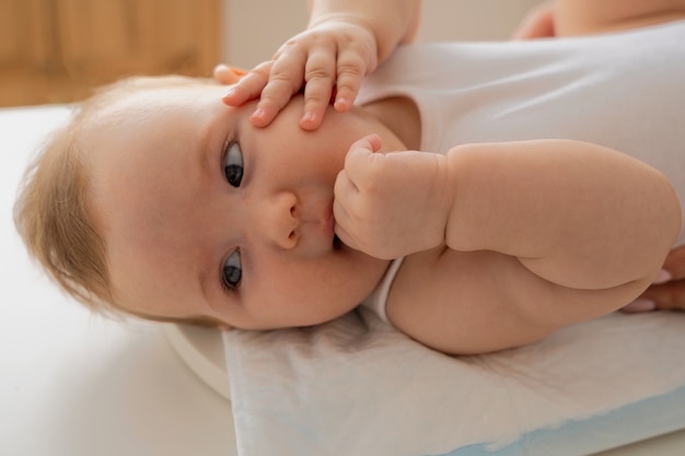 Bambino ad alto angolo che si posa sulla macchina di ponderazione