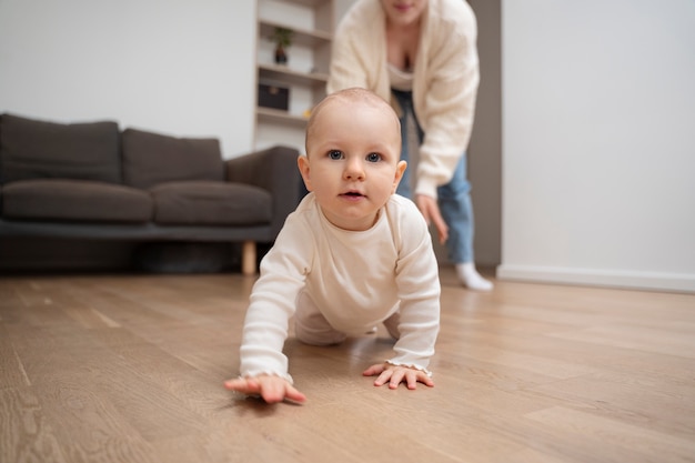 Bambino ad alto angolo che striscia sul pavimento