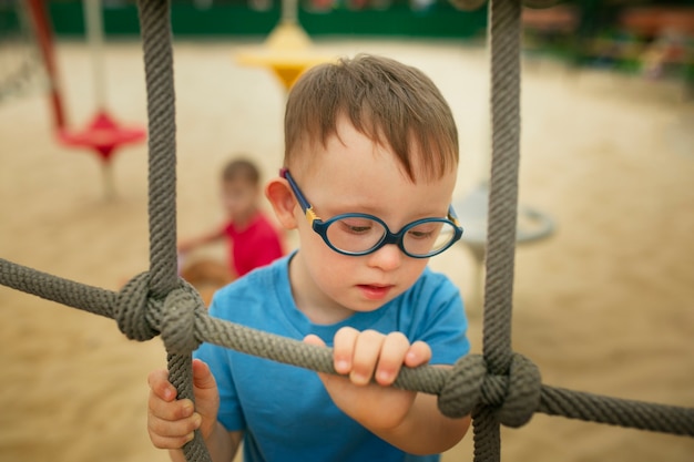 Bambino ad alto angolo con gli occhiali all'aperto