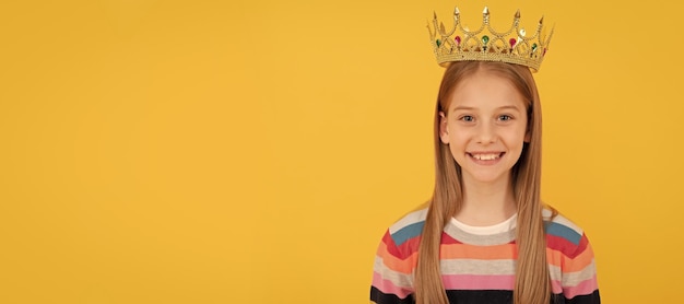 Bambino adolescente felice nella corona della regina su sfondo giallo Principessa della regina del bambino nella progettazione del manifesto orizzontale della corona Spazio di copia dell'intestazione del banner