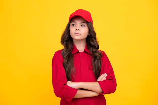 Bambino adolescente lavoratore che indossa tute e cappuccio rosso Studio indoor girato isolato su sfondo giallo