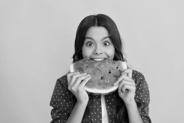 Bambino affamato con frutta cibo sano per bambini fruttosio mangiare sano durante le vacanze estive