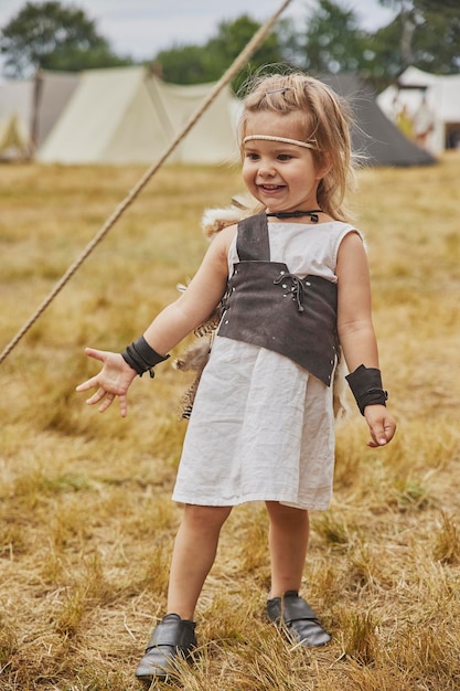 Bambino affascinante in abiti primitivi al festival vichingo in Danimarca