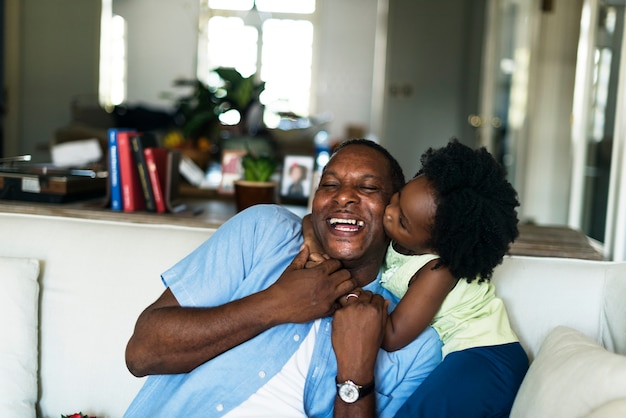 Bambino africano che bacia suo padre