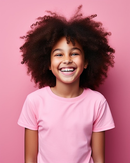 Bambino africano che ride indossando camicia rosa