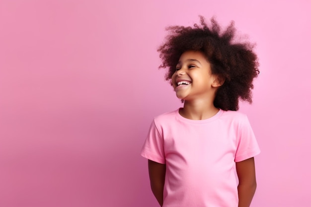Bambino africano che ride indossando una camicia rosa