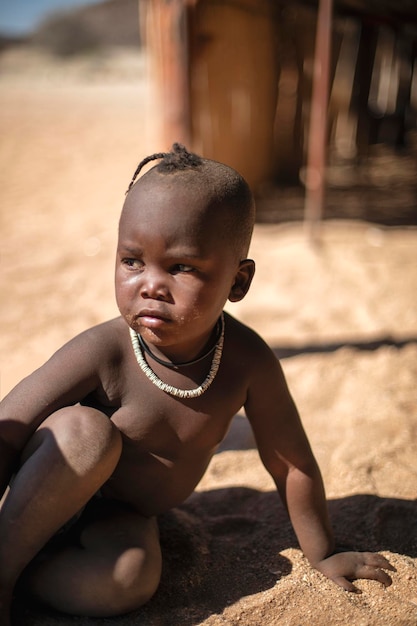 Bambino africano della tribù Himba in Namibia.