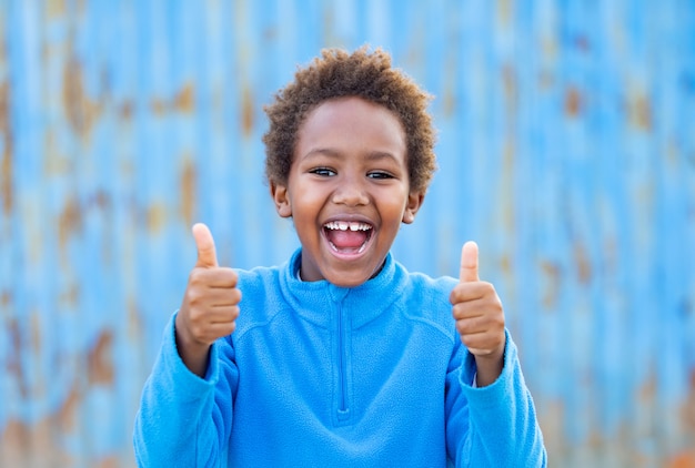 Bambino africano emozionante che dice ok