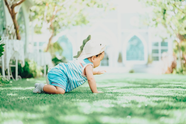 Bambino al caffè all'aperto. Ritratto di bambino felice