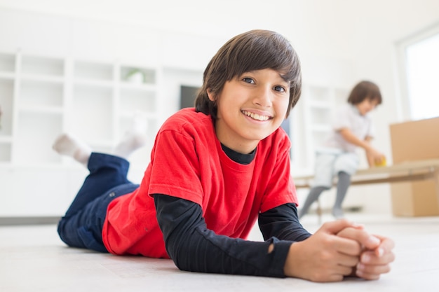 Bambino all&#39;interno della casa moderna