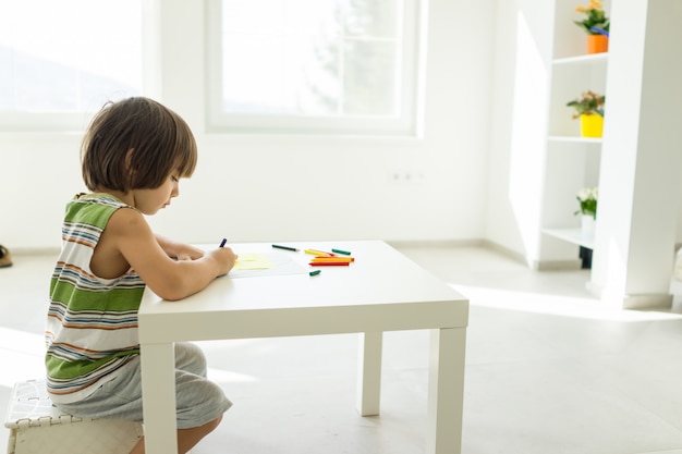 Bambino all&#39;interno della casa moderna