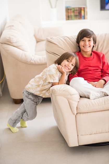 Bambino all&#39;interno di casa moderna seduta sul divano