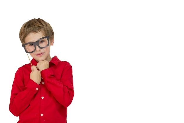 Bambino alla moda con gli occhiali su uno sfondo bianco