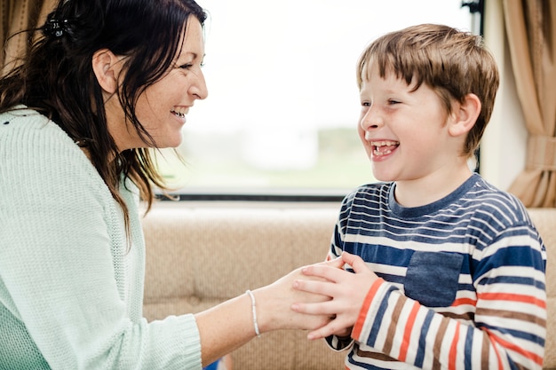 Bambino allegro che gioca con sua madre