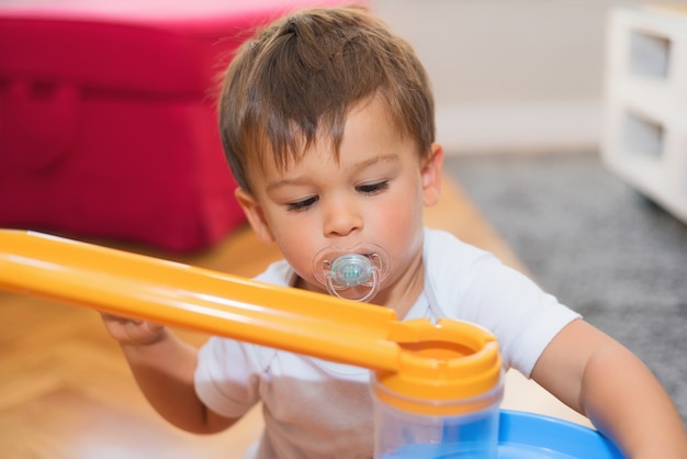 Bambino allegro che gioca nella scuola materna