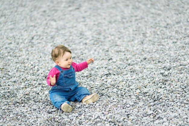 Bambino allegro che gioca sulla spiaggia