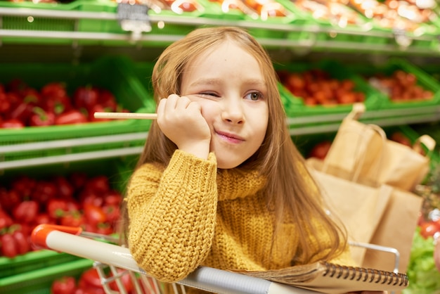 Bambino annoiato in supermercato