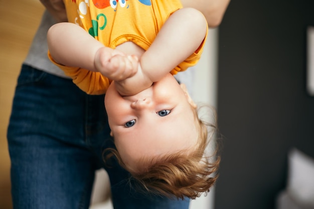 Bambino appeso a testa in giù