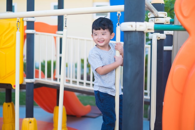 Bambino asiatico che gioca nel parco giochi