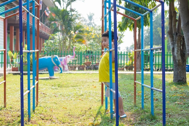 Bambino asiatico che gioca nel parco giochi