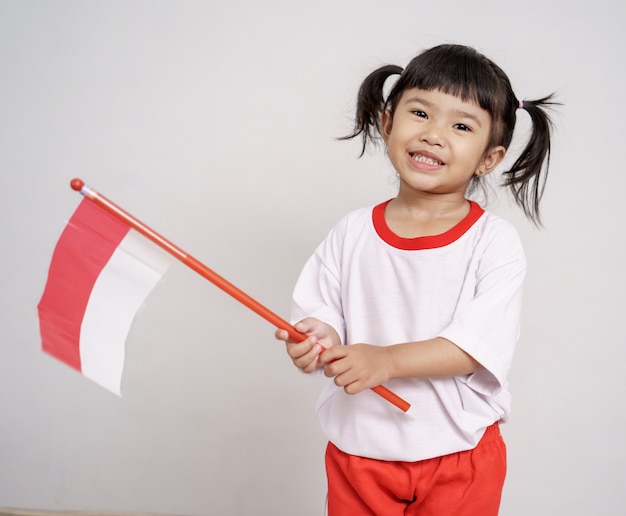 Bambino asiatico con bandiera indonesiana