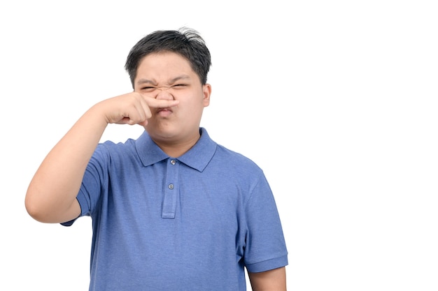 Bambino asiatico con disgusto sul viso si pizzica il naso qualcosa puzza cattivo odore isolato Emozioni umane negative espressioni facciali percezione linguaggio del corpo