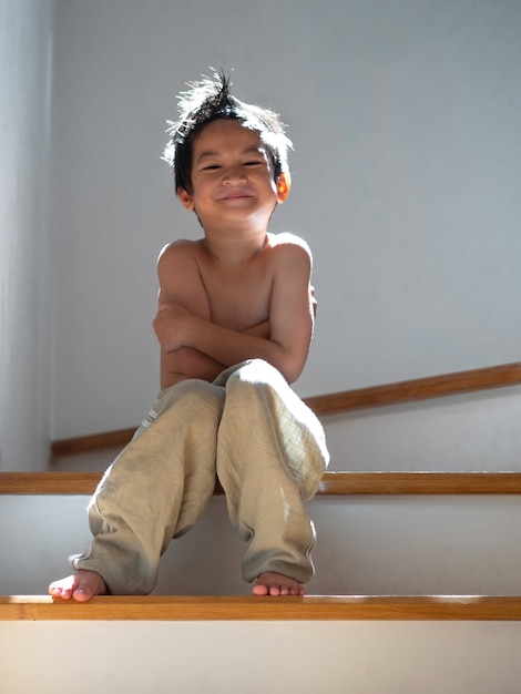 Bambino asiatico prescolare di 4 anni a casa.