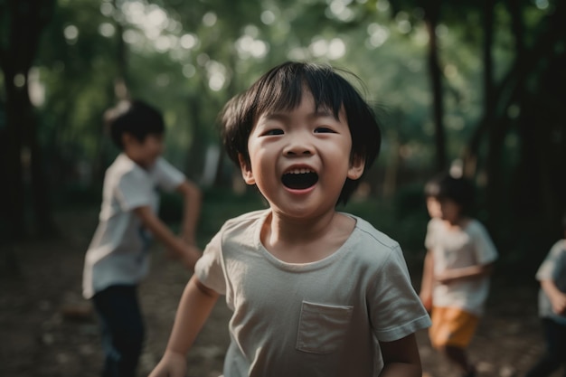 Bambino asiatico sorridente che gioca con un gruppo di amici in un parco locale