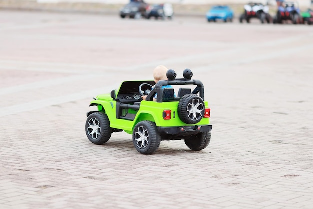 bambino autista auto elettrica attrazione SUV piccolo