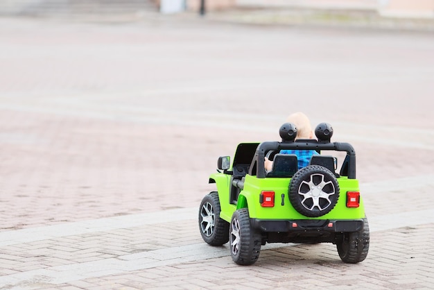 bambino autista auto elettrica attrazione SUV piccolo