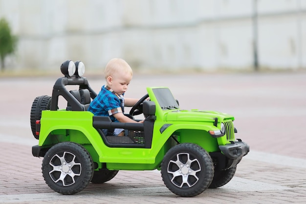 bambino autista auto elettrica attrazione SUV piccolo