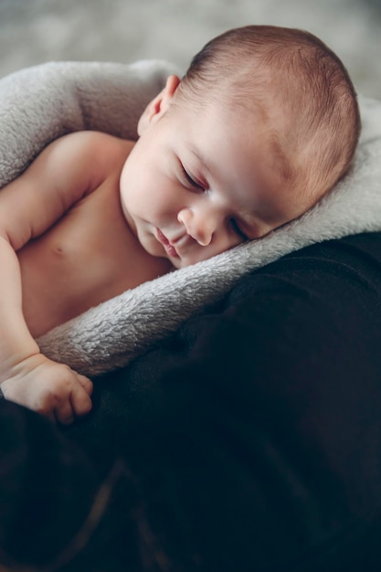 Bambino avvolto in una coperta