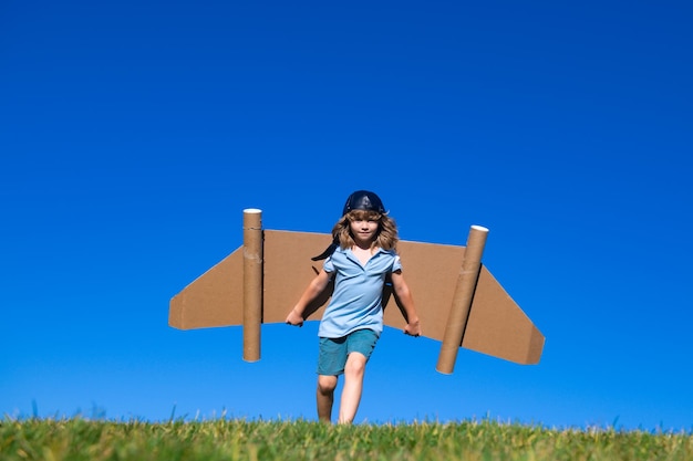 Bambino bambino con le ali nel cielo immagina un pilota e sogna di volare bambini avventura bambini libertà e