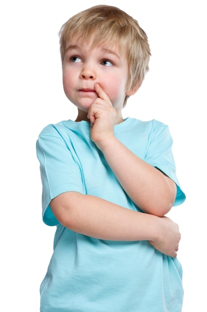 Bambino bambino pensare pensare sognare ad occhi aperti giovane ragazzino isolato su bianco
