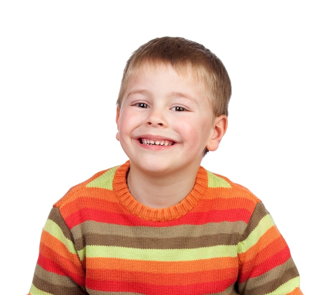 Bambino biondo con una maglia rossa e arancione isolata su uno sfondo bianco