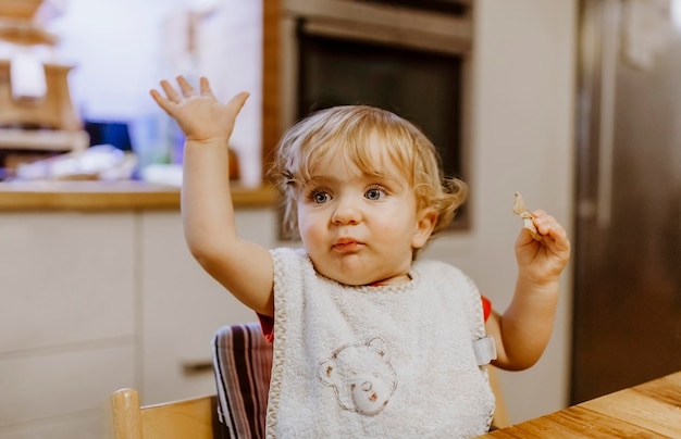 Bambino carino a casa
