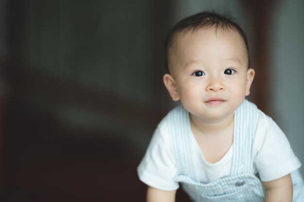 Bambino carino bambino concetto di famiglia bambino che impara a camminare con il padre e la madre per aiutare a prendersi cura e tenendo la mano il primo passo con l'infanzia sostegno genitore piccolo amore ritratto ragazzino a casa