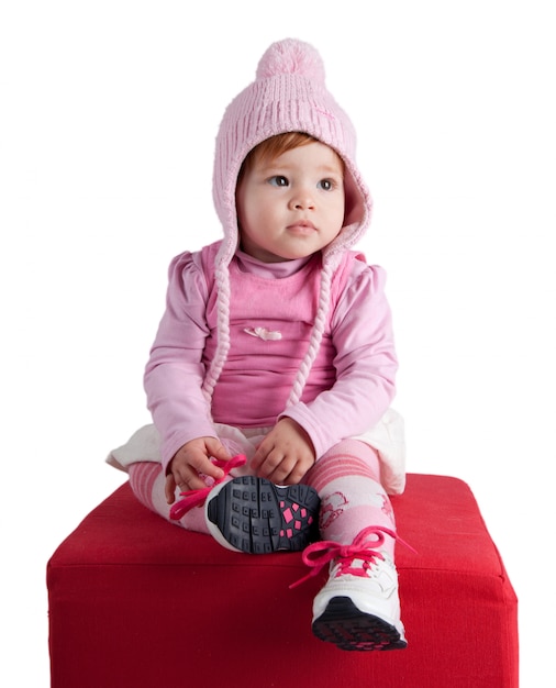 Bambino carino con cappello di lana rosa