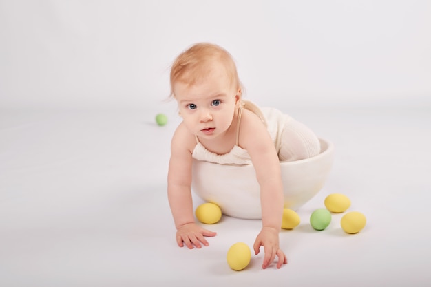 Bambino carino con uova di Pasqua dipinte