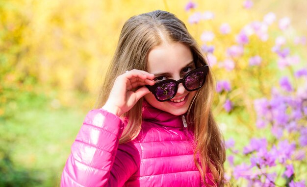 Bambino carino fantasioso bambino trascorrere del tempo nel parco Piante coltivate per la visualizzazione al pubblico Piacevole passeggiata rilassante in giardino Ambiente tranquillo giardino Ragazza passeggiata nel giardino botanico Godersi la natura in giardino