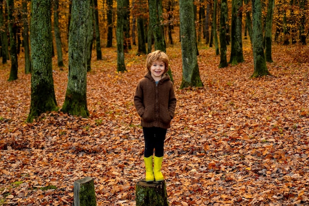 Bambino carino in abiti vintage su foglie autunnali sfondo bellissimo tempo autunnale in natura