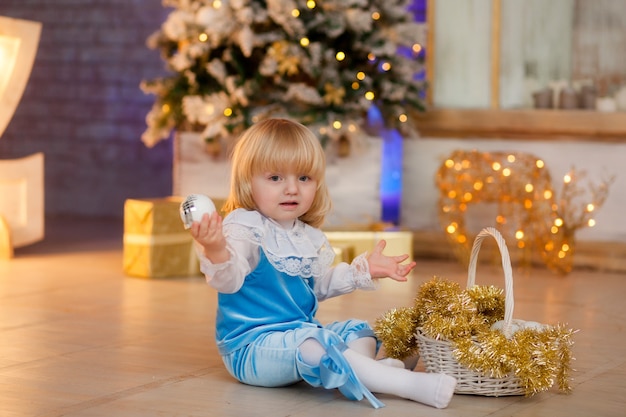 bambino carino in costume natalizio