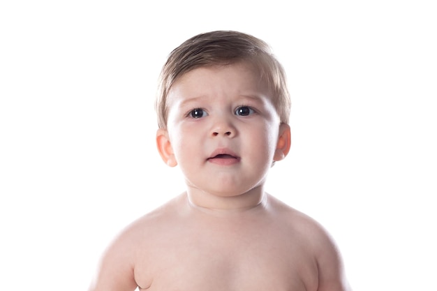 Bambino carino in pannolino guardando la telecamera isolata su uno sfondo bianco