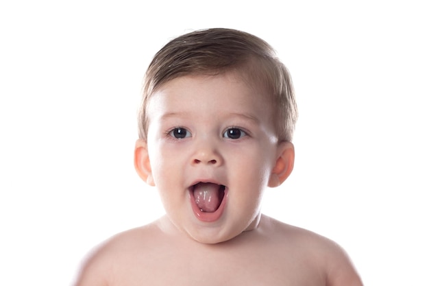 Bambino carino in pannolino guardando la telecamera isolata su uno sfondo bianco