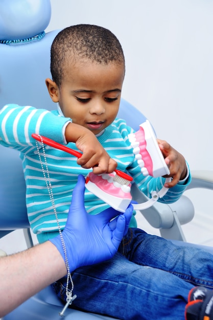 Bambino carino sulla poltrona del dentista