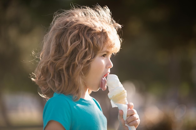 Bambino caucasico che mangia il viso dei bambini del ritratto del gelato