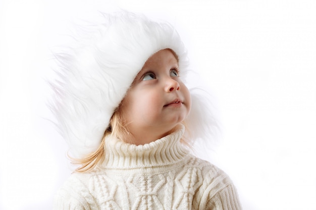 Bambino caucasico sveglio in Santa Hat Closeup Portrait