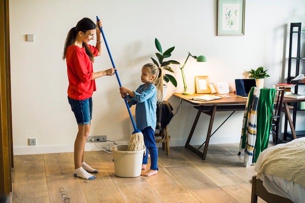 Bambino che aiuta le faccende domestiche