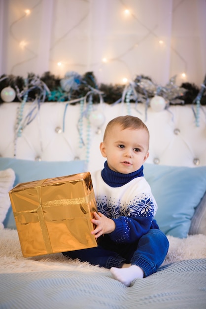 Bambino che apre il regalo di Natale