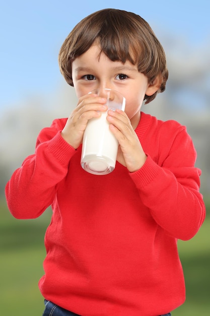 Bambino che beve latte bambino vetro mangiare sano formato verticale